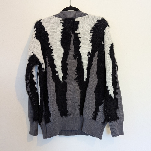 Unisex Grey Crewneck Fuzzy Pullover Sweater Size Medium - Picture 9 of 10